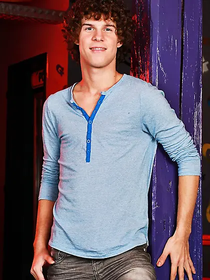 Tough guy takes on a twiggy guy at the bar.