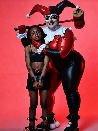 Harley Quinn Holds Nigger By Neck