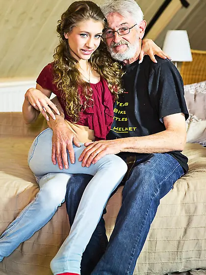 Rebel Lynn enjoys kissing an old man before fucking