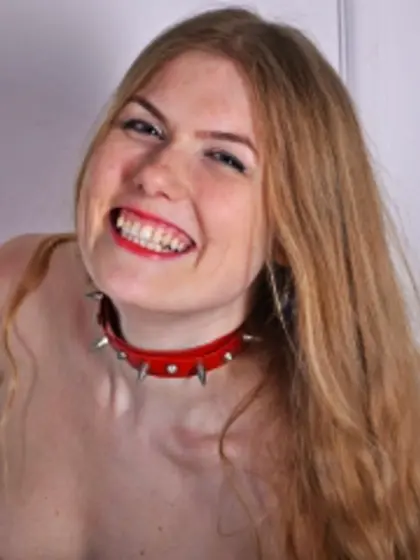 Brunette edessa perform cameltoe