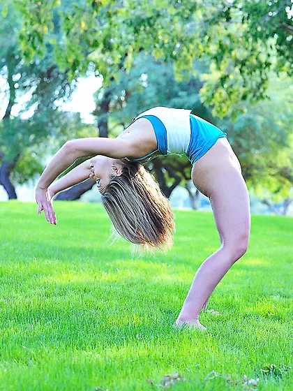 Fitness-crazed hoe doing cartwheels and showing her naked ass as