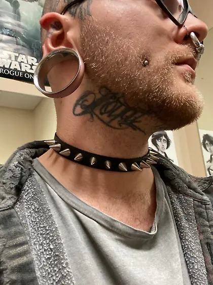 Guys wearing chokers or collar