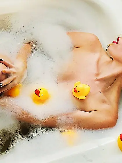 Camgirl bisexual squirt