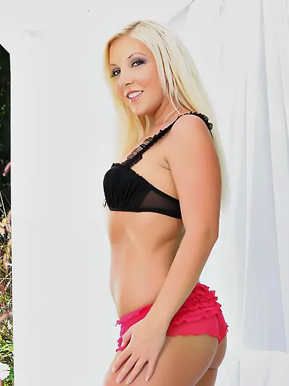 Licentious blondes Emma Heart and Holly Fox serve one cock with