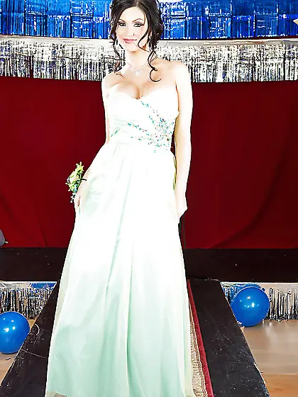 Temptress thinks that bride's dance is boring and she performs s