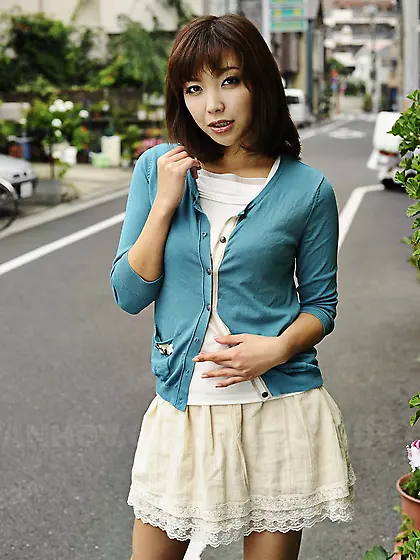 Perfect weather makes Japanese teen eager to walk alone on city