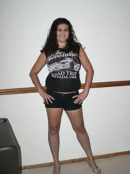 Brunette cougar crawls hands