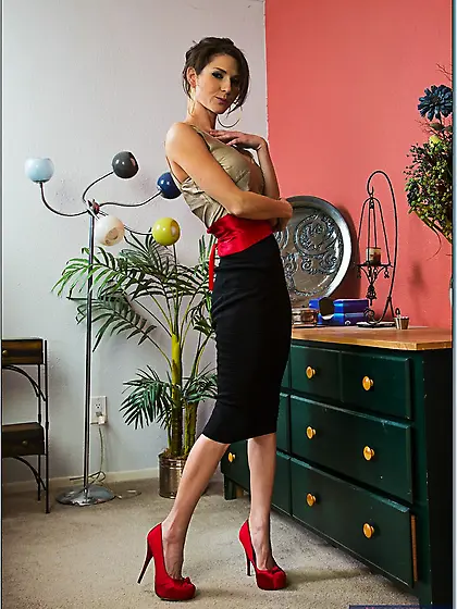 American pretty skinny mature brunette