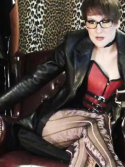 Brunette Heelsgoddess Zoom.