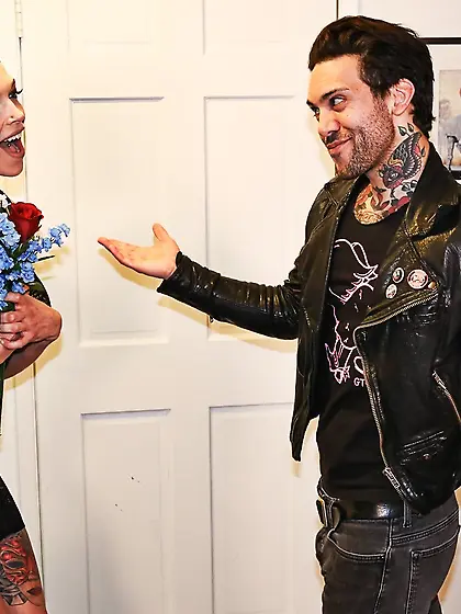 Pornstar gets the flowers and a serenade from a boy who comes to