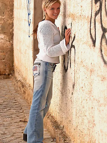 Cute babe Katerina Peskova gets naked on the street and shows he