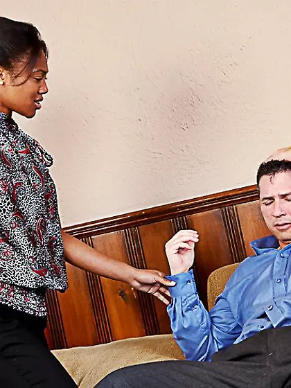 Chocolate babe Evanni Solei wraps her lips around huge cock then