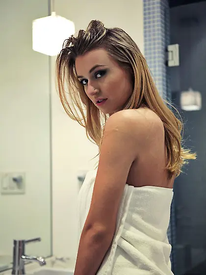 The seducing blonde chick Natalia Starr is showing her big boobs