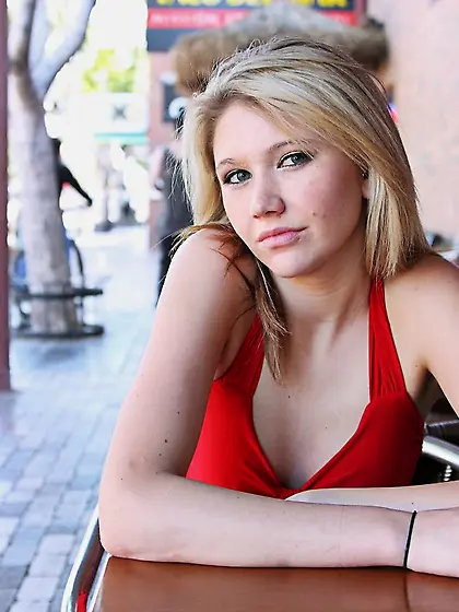 Kali Lane gets rid of her sexy red shirt and shows her pink pier