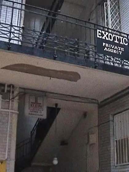 Foxy brunette takes it rough