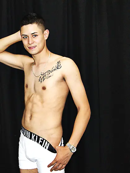 Latin gay PembertyGuy like to snapshot