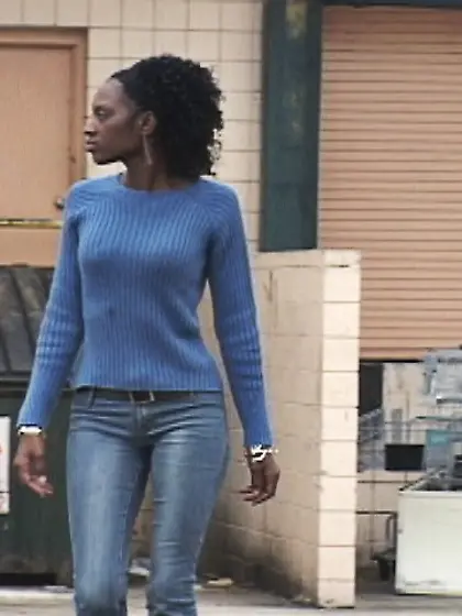 Miss Linda spreads her tight black booty