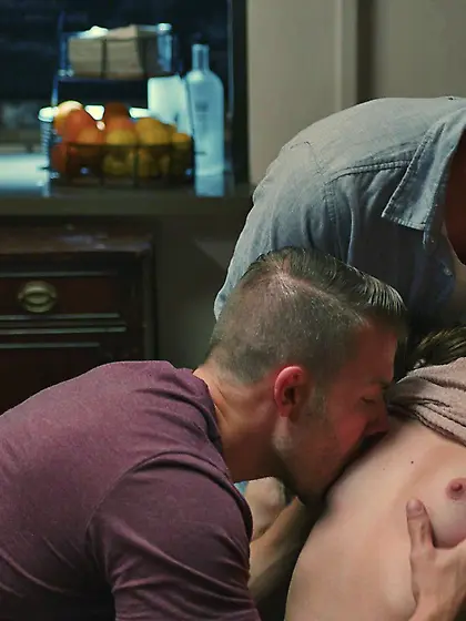 Maya Woulfe serves two hard dicks at the same time