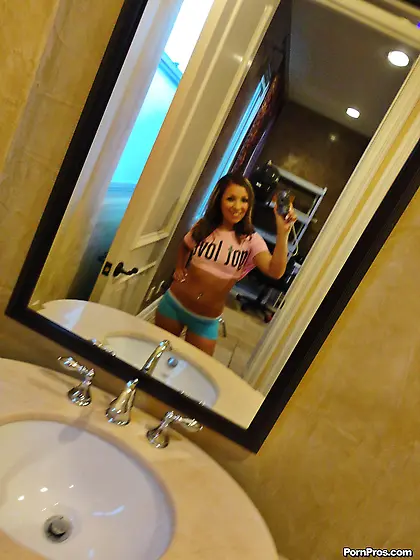 Alluring teenage hottie takes off her pink shirt and gets nasty