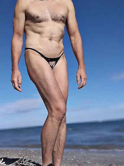 Cette suceuse joue à la fille !