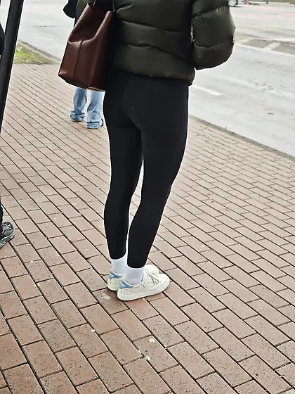 German teen voyeur, great legs and ass in leggins