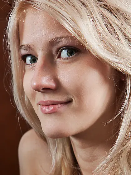 Surfer girl type struts