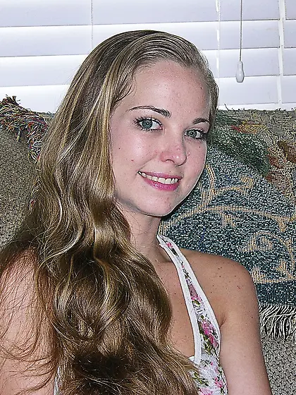 TEENAGER SPREADS HER ASS CRACK