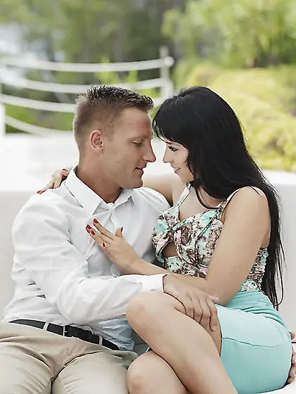 Couple has outdoor sex that ends with cumshot on brunette's trim