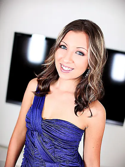 Guy fucks teen Sasha Hall and then slowly fills her mouth with w