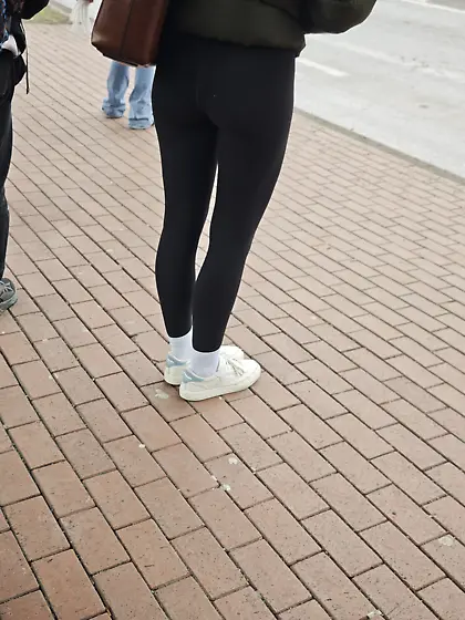 German teen voyeur, great legs and ass in leggins