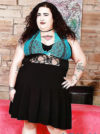 Sexy plumper Moon Baby enjoys pussy massage