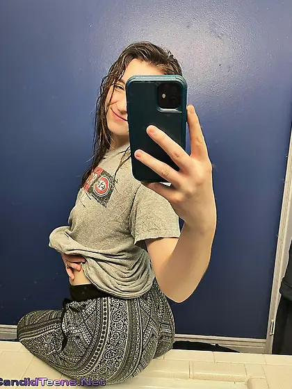 Amateur Girls Showing Off