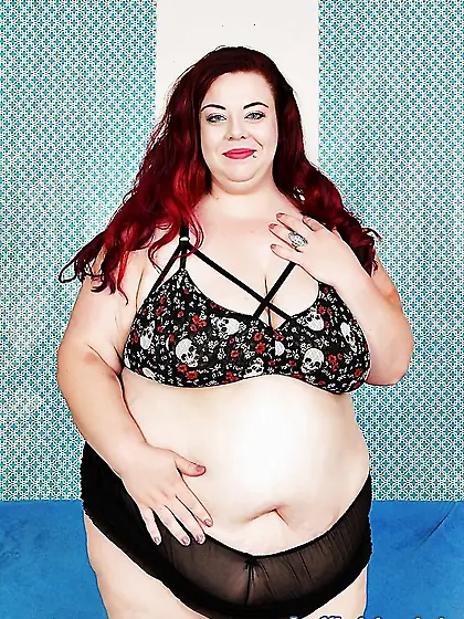 Redheaded fatty Miss Ladycakes gets naked