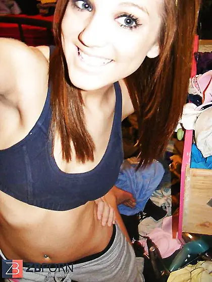 Sabrina die kleine Schlampe weitet ihre Lippen