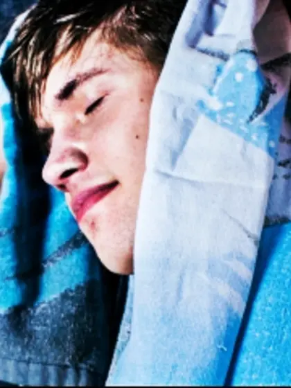 Brunette annre perform close