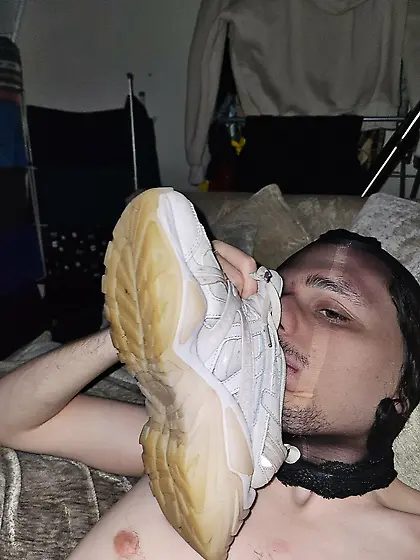 he loves his aunts feet