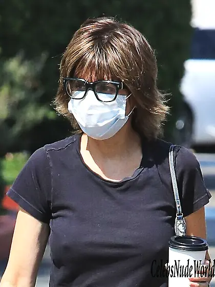 Lisa Rinna Pokies In A Black T Shirt In Los Angeles