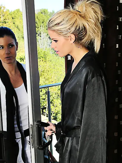 Jessa Rhodes and India Summer are oozing out when fingering and