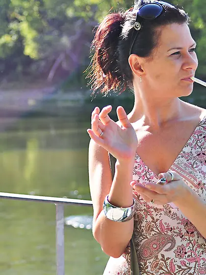 Amateur brunette babe Mina outdoor sexy smoke session