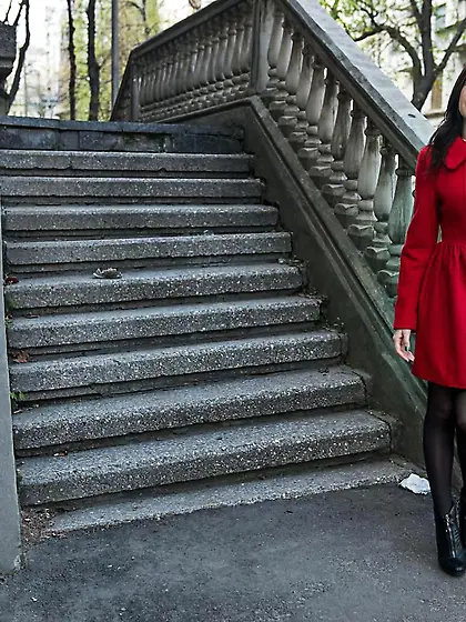 Kinky brunette doll Lilian A is stretching legs widely and expos