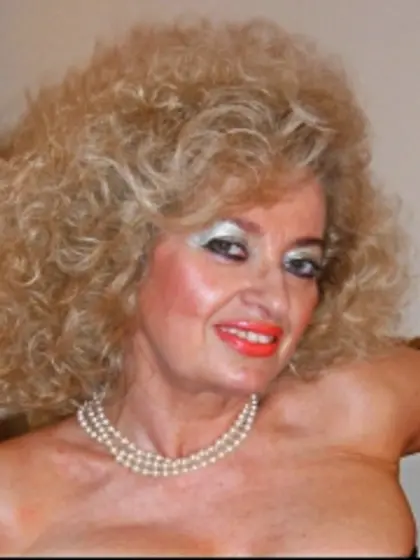 Blonde vanessa perform cameltoe