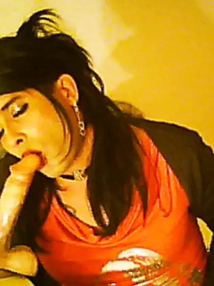 Dark haired hottie sucking dildo