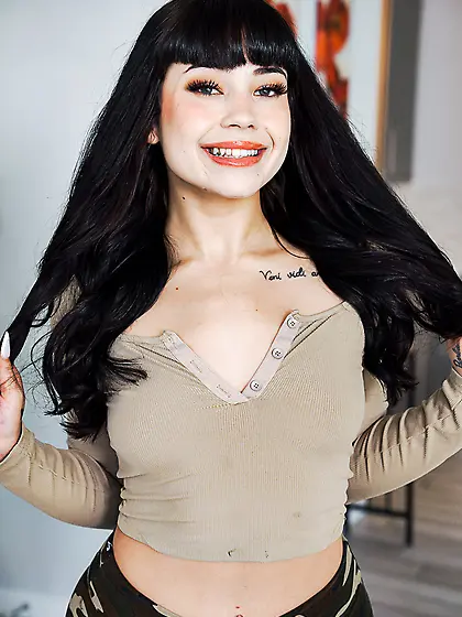 Raven-haired bitches Charlie Valentine and Beca Barbie get a nic