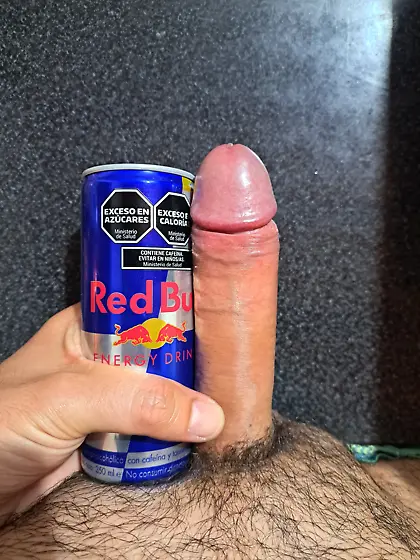 Comparando verga con Red Bull