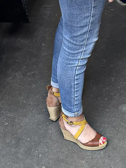 Voyeur Teen feet foot barefeet barefoot toes soles