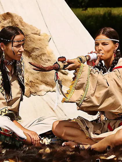 Sonia Red and Suzie Carina are kissing passionately and plunging