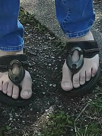 Voyeur Teen feet foot barefeet barefoot toes soles