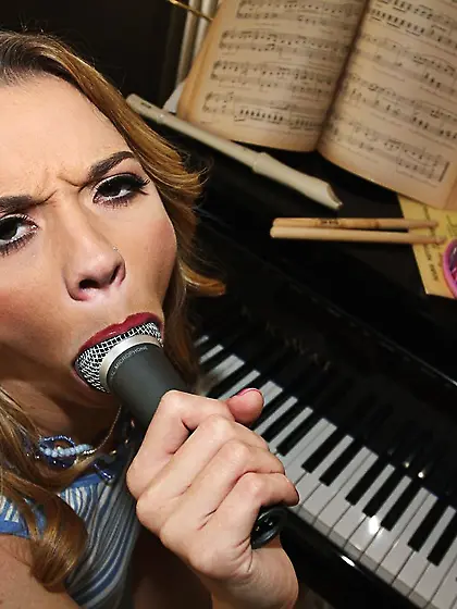 Dirty blonde cutie pointy