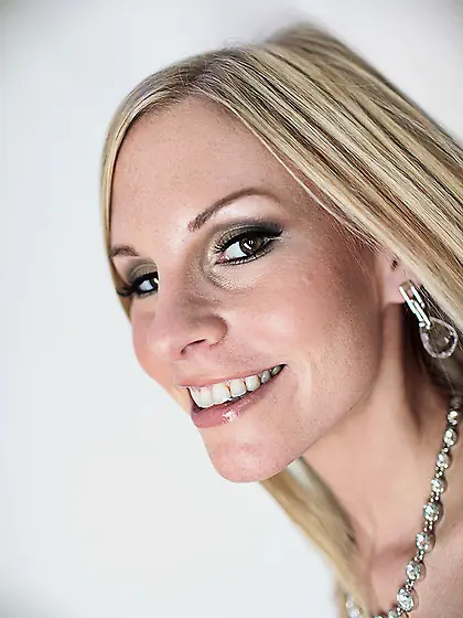 Guy rewards the sultry milf Aimee Addison with the heavy cum sho