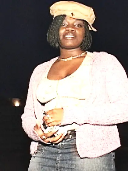 Taylor shakes a thick ass and sucks off